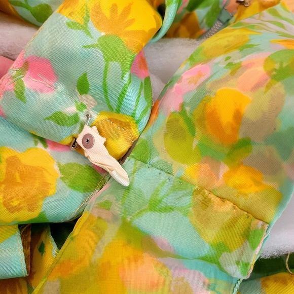 💐 VTG Vibrant Floral Sheer Overlay 1960s Wiggle Dress Sz S/M - Picture 10 of 10